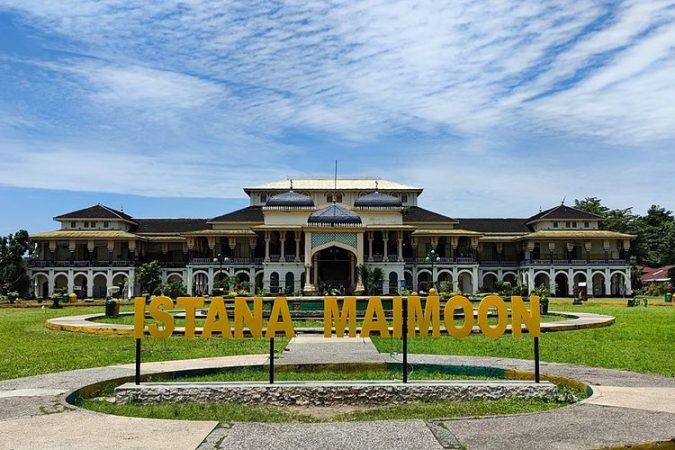 Menjelajahi Kemegahan Istana Maimun Kesultanan Deli